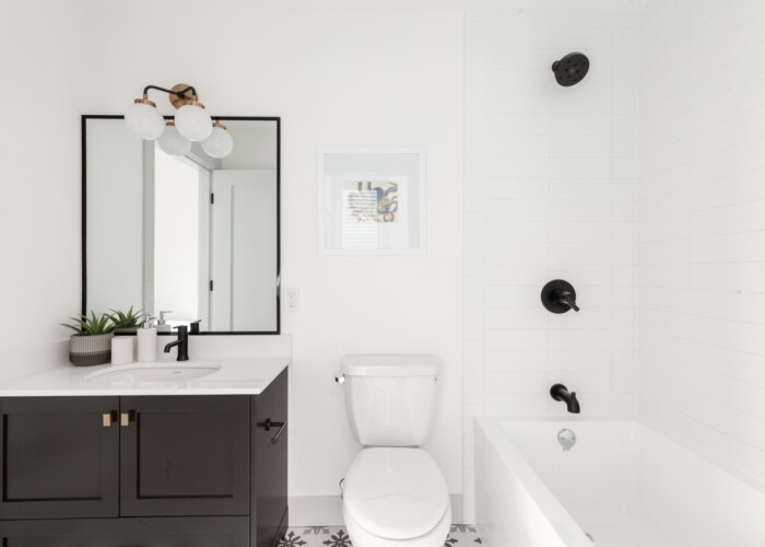 309-West-11th-Avenue-shower with black taps-26