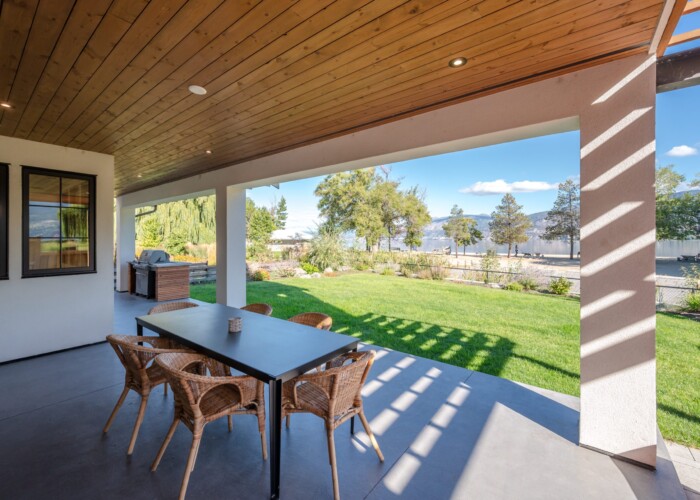 Summerland outdoor dining table Summerland outdoor dining table